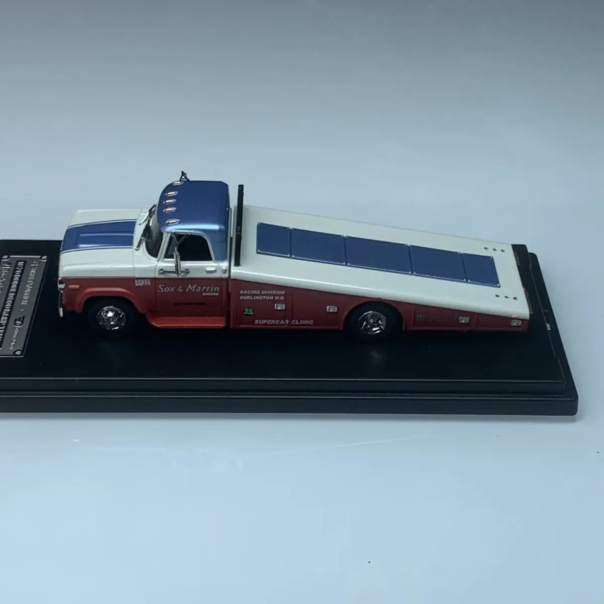 Diecast SW Maßstab 1:64 Dodge D Serie 2. Generation D300 Rampe Trailer Transporter Legierung Auto Modell Sammeln Spielzeug Geschenk Souvenir