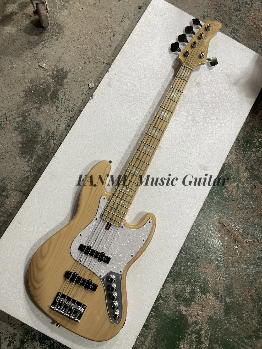 5 string natural bass, fixed bridge, ASH wood body, maple neck, white pearl pickupguard, active battery, customizable