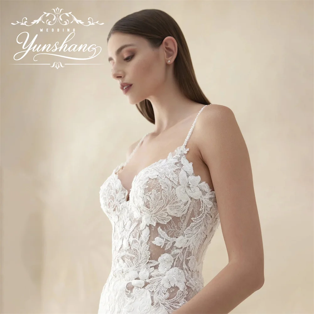 YunShang Maßgeschneidertes Meerjungfrau-Hochzeitskleid mit Spaghettiträger und Spitzenstickerei, Sweep-Zug, V-Ausschnitt, Applikationen, Moeden, rückenfrei, elegant