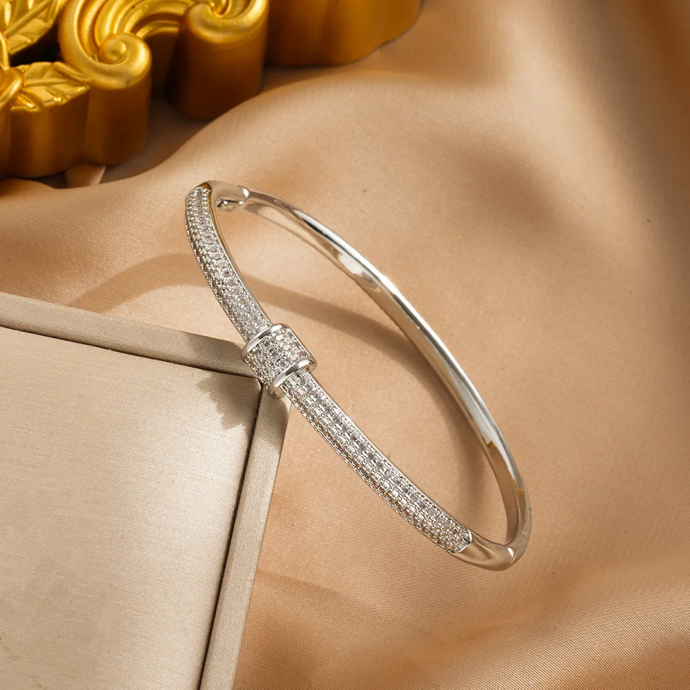 

The lady's small waist-opening bracelet exudes a sense of light luxury and high-end sophistication. It's a niche retro bracelet