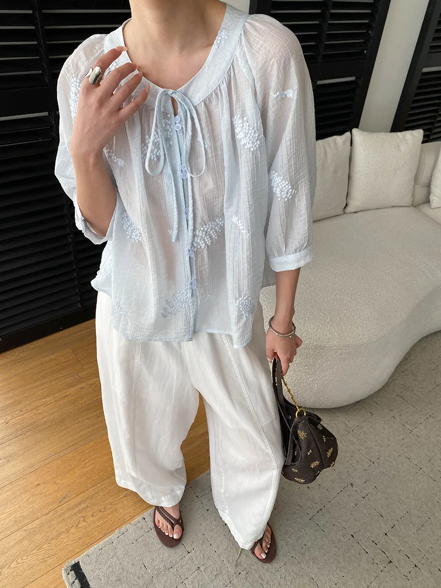 Sommerliches Damen-Shirt in unifarbenem Design mit aufwendiger Stickerei, Rundhalsausschnitt, Schnürung, lockerer Passform und leicht transparentem Stoff. – Detail 18