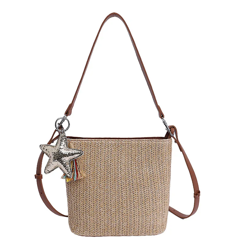 Borsa per cesto di verdure con tessitura arcobaleno in colore a contrasto 2025 Borsa a secchiello intrecciata in paglia colorata con una spalla nuova estate