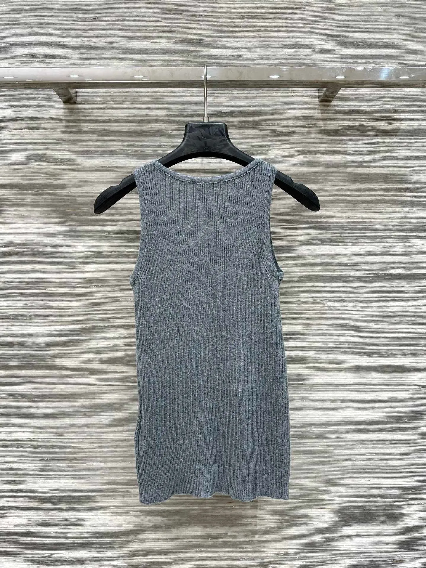 25 New Slim Fit Short Sleeved Knitted Vest Top With Wool Yarn, Fashionable And Elegant Minimalist Style Pullover