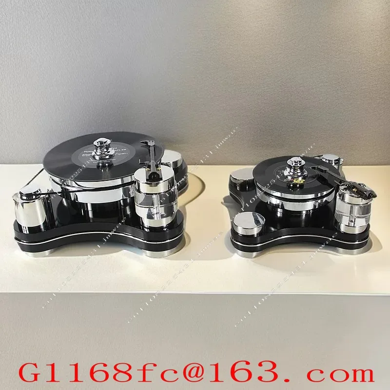 A Black Vinyl Record Player Made of Stainless Steel, Suitable for Decoration in Guest Rooms, Hotel Lounges and Living Rooms.