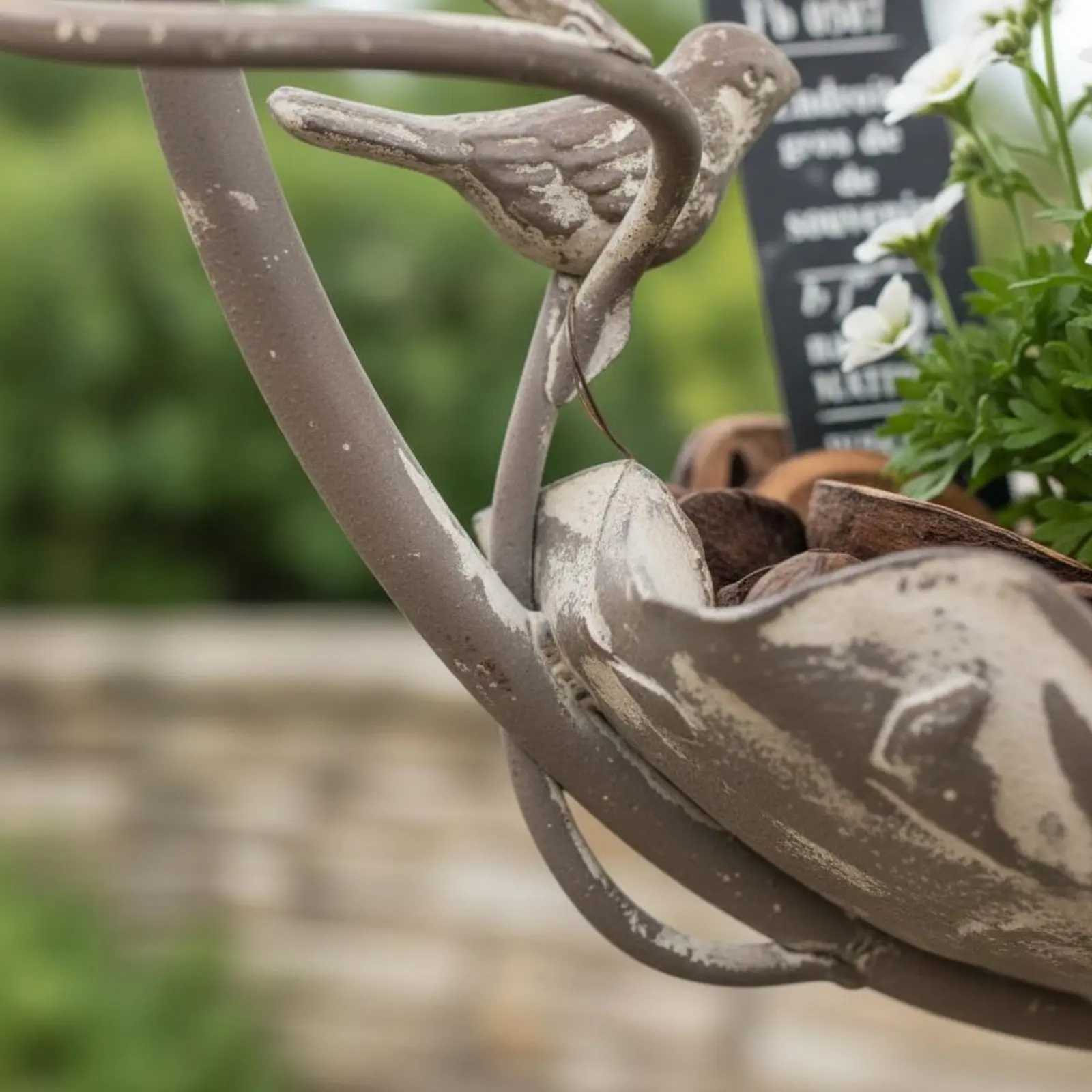Bird Shaped Hanging Planter Decorative Iron Hanging Planter Metal Plant Hanger Easy to Install Garden Decor Weather-Resistant