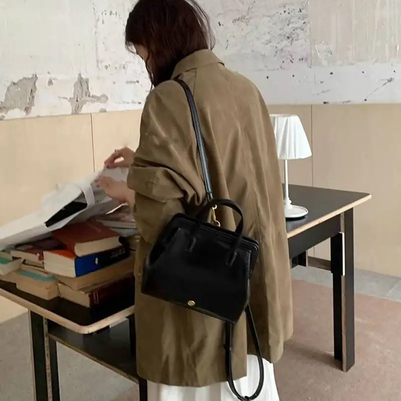 Mochila com Clipe Retro Feminino, Nicho, Trendy Handbag, Bolsa de Escola Feminina, Bolsa Versátil, Nicho Preto, Coreano, Ins, Novo, Outono