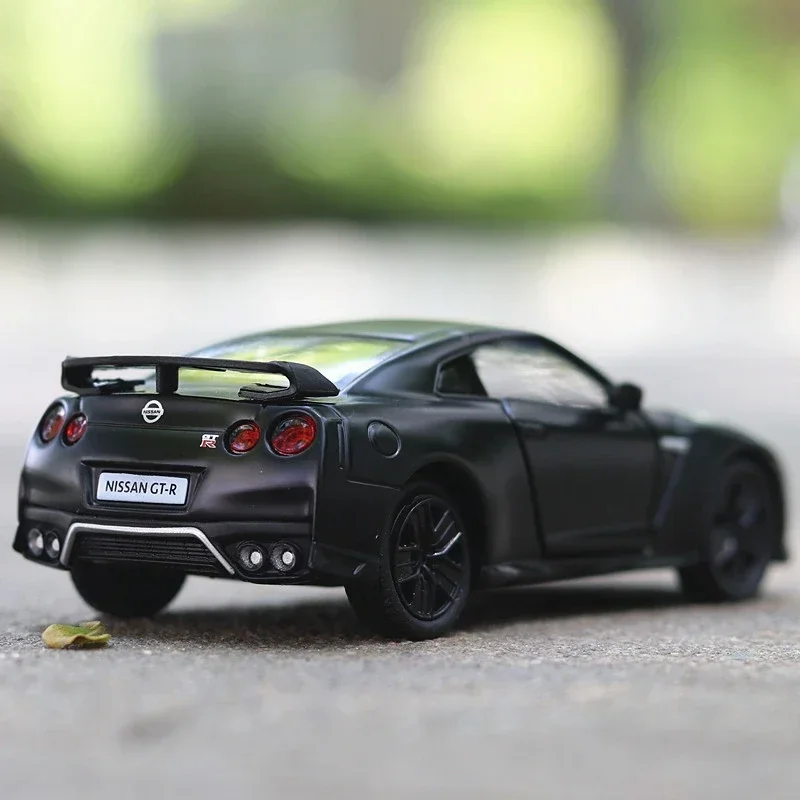 1:36 Nissan GTR R35 Super car Simulation Exquisite Diecast Toy Vehicles city Alloy Model Gifts