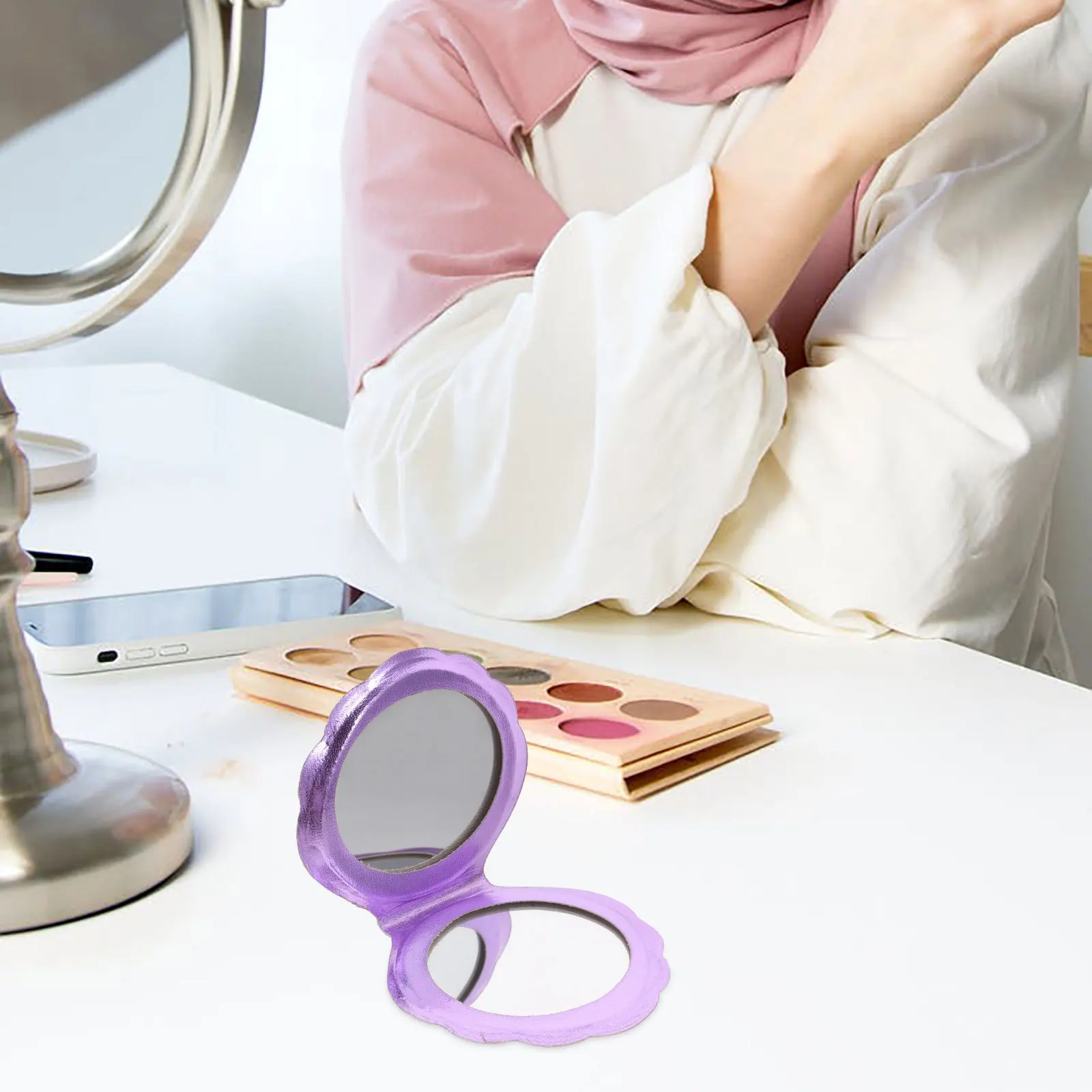 กระจกแต่งหน้าแบบพับได้สองด้านแบบพกพา รูปทรงเปลือกหอย PU ดีไซน์โฮโลแกรมสำหรับผู้หญิง สีม่วง