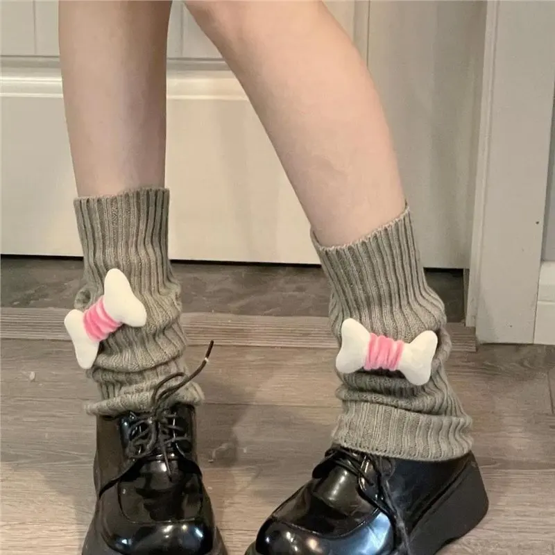 2025 Venta caliente Otoño e Invierno nuevos calcetines de pierna lindos calcetines de estilo universitario tendencia dibujos animados sentido avanzado simplicidad cubierta de pierna