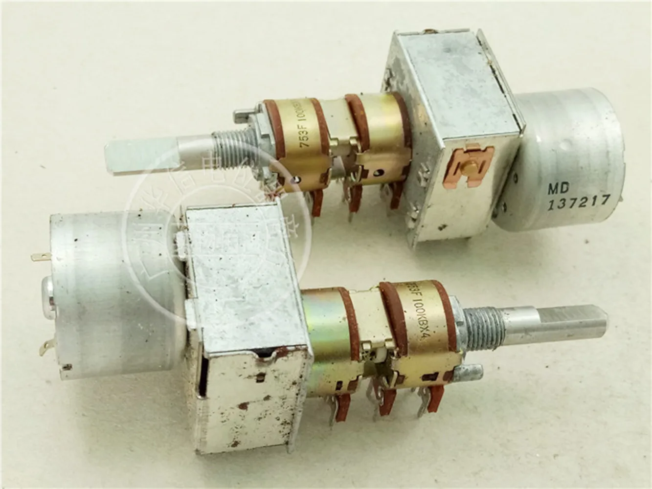 

Оригинальный новый 100% четырехкратный потенциометр RK16314MG с ручкой двигателя 100KBx4 с длиной резьбы 25MMF 12pin (ПЕРЕКЛЮЧАТЕЛЬ)