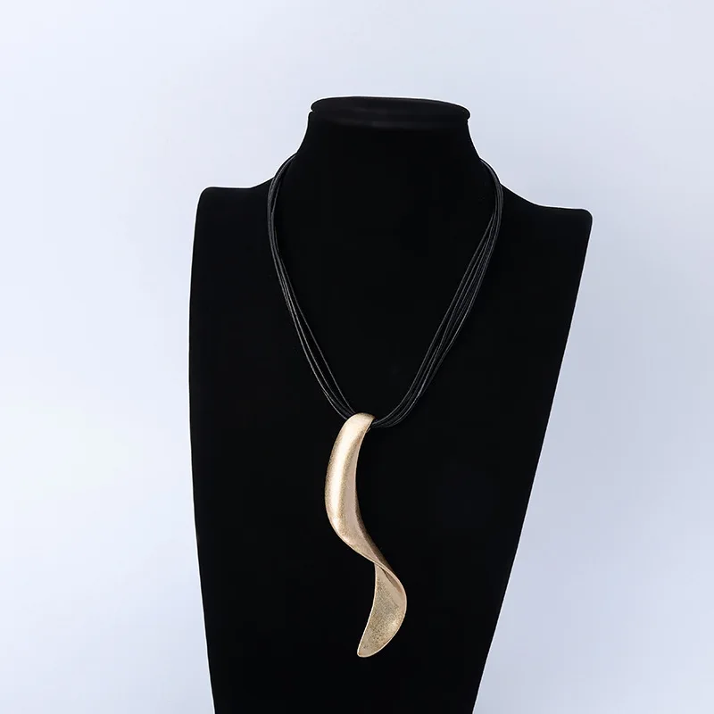 European and American foreign trade new jewelry geometric pendant short necklace women's high sense ethnic style exaggerated all