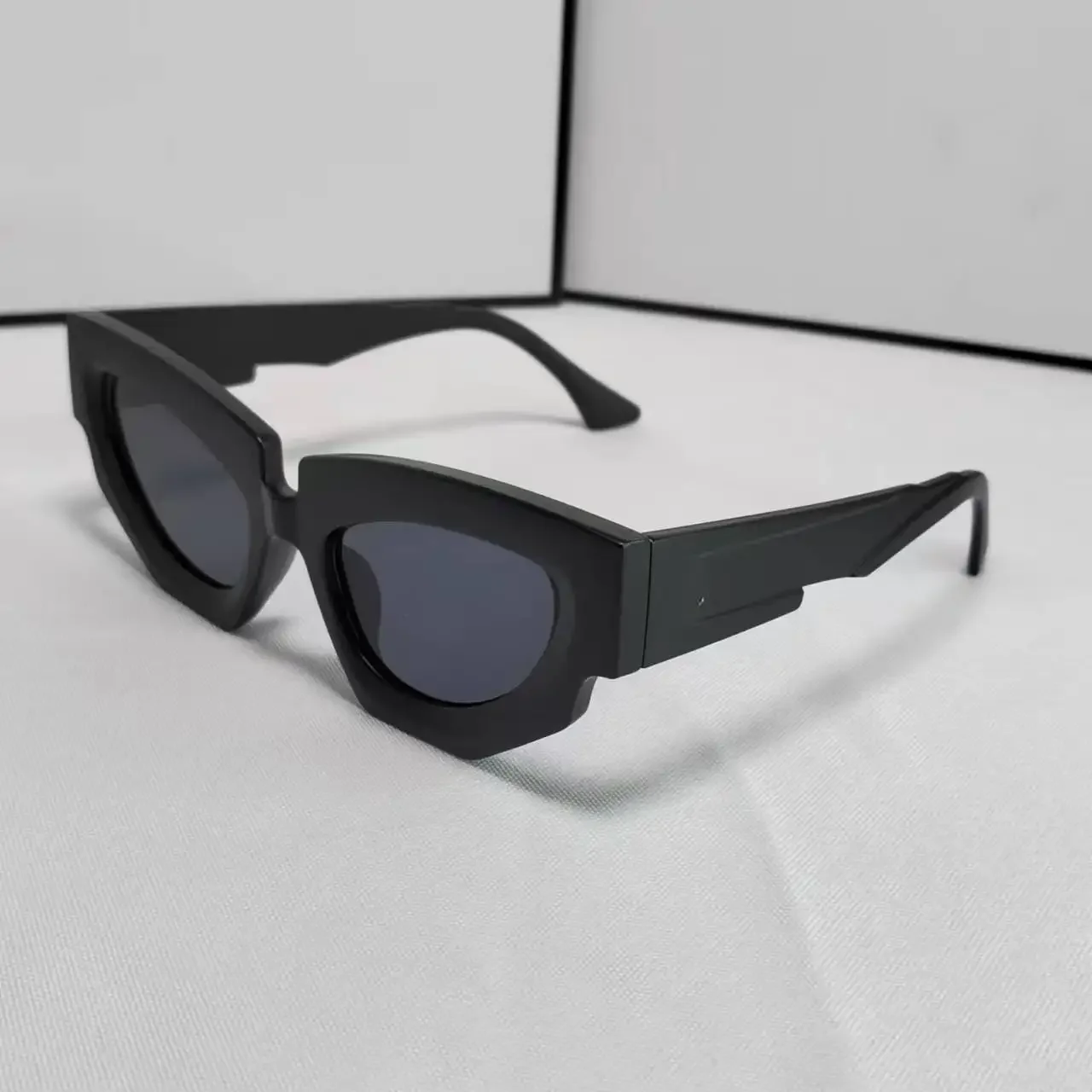 INS Fashion Women Cat Eye Sunglasses Trendy Men Luxury Beach Party Sunshade Mirrors Women's Personalized Outdoor Street UV400