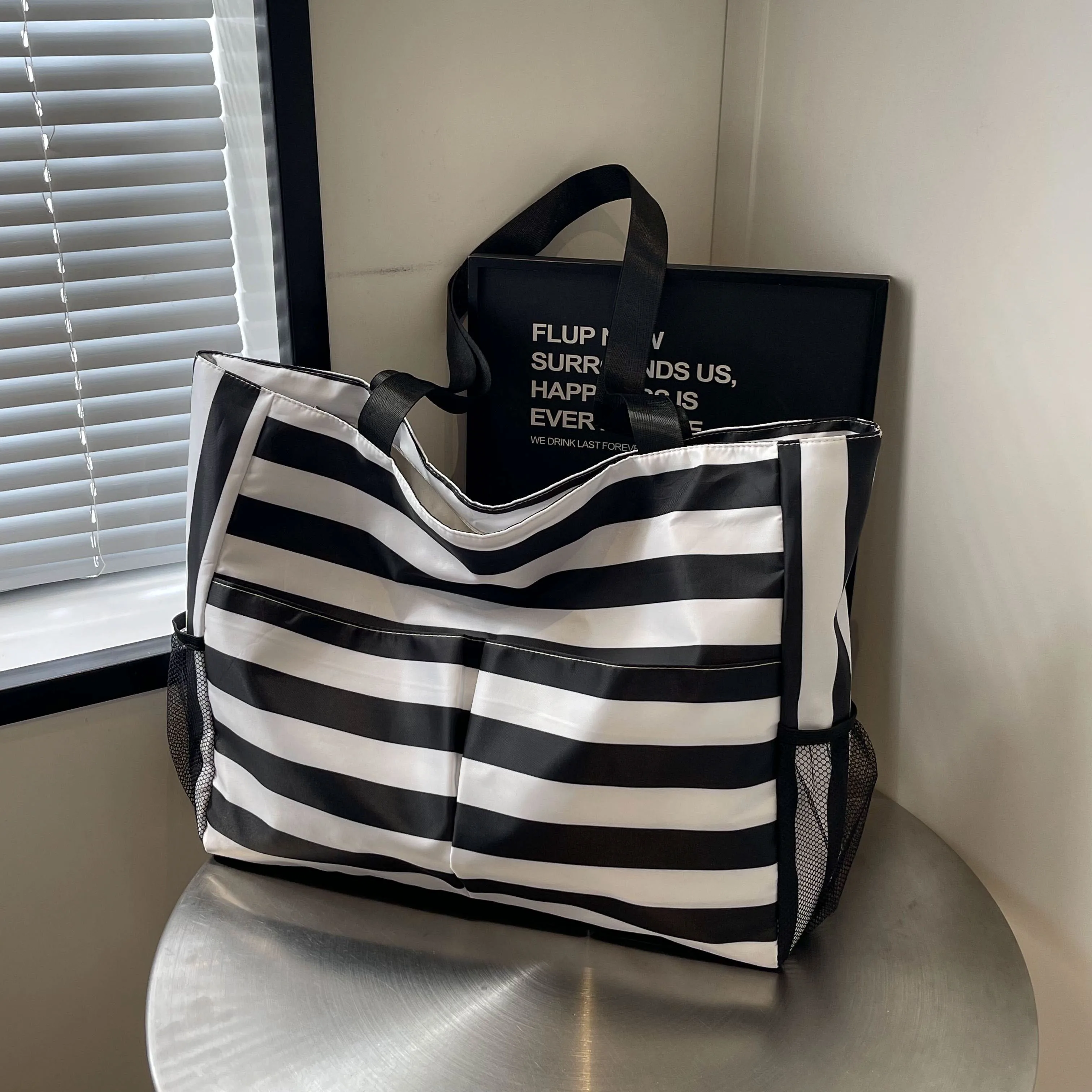 A Large Tote Bag with Multiple Pockets, Striped Shape, Suitable for Beach Vacations, Shopping Trips, Travel, Commuting.