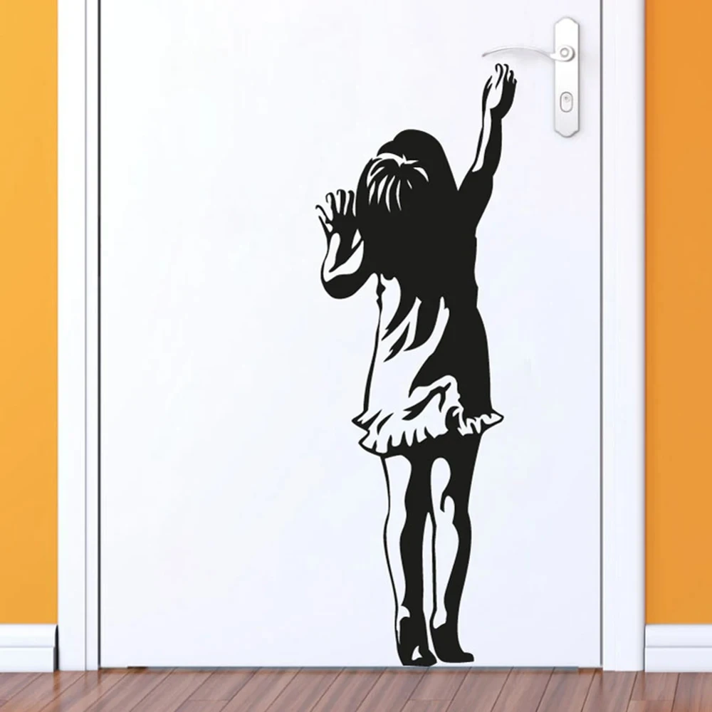 Banksy Girl-pegatina pequeña para puerta, calcomanía para dormitorio de niños, arte callejero, Graffiti, vinilo, decoración del hogar, pegatinas de pared