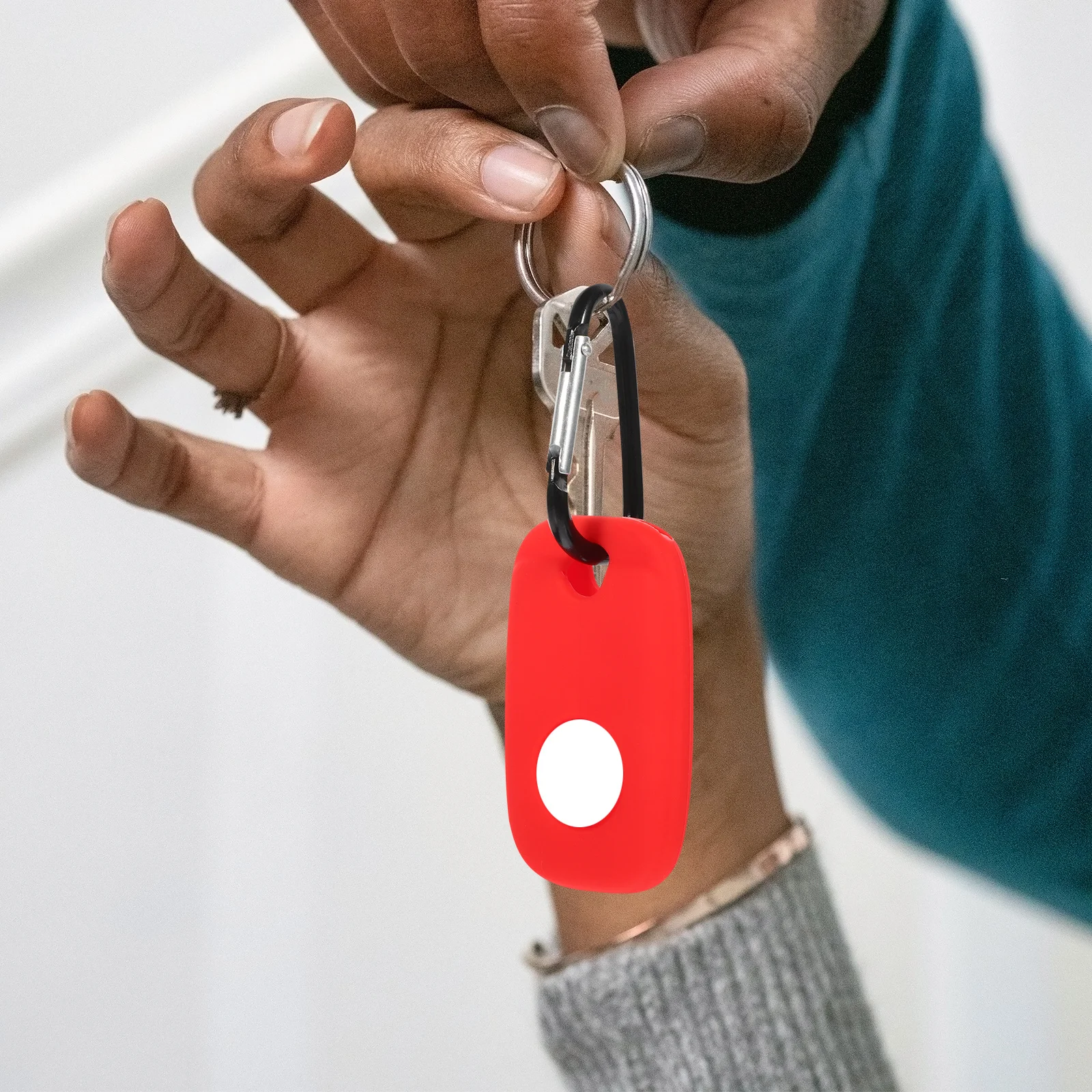 

2Pcs Tracker Protective Sleeves Silicone Shockproof Durable Covers Lightweight Portable Cases with Hook for Keys Bags