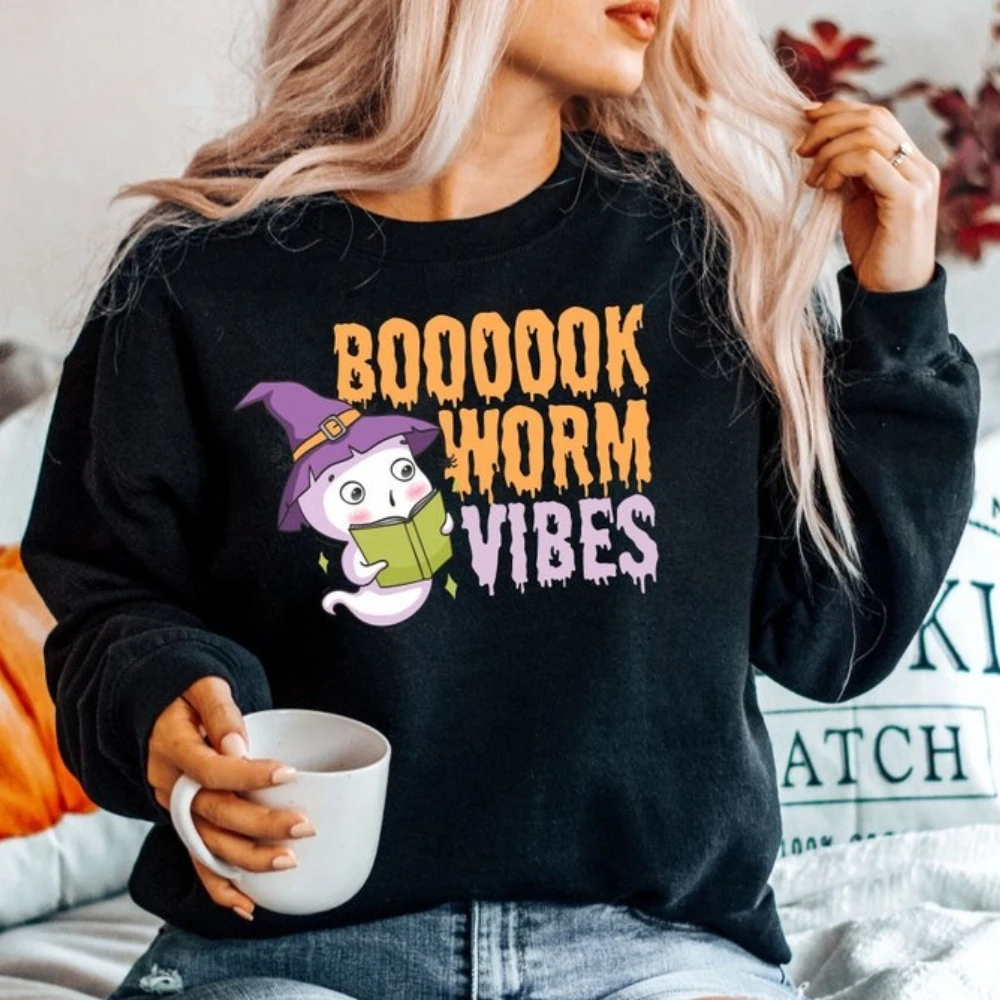 سويت شيرت قراءة الهالوين من Spooky Reader Vibes، معلم مكتبة الشبح الكتب، ملابس خروج نسائية للخريف والشتاء