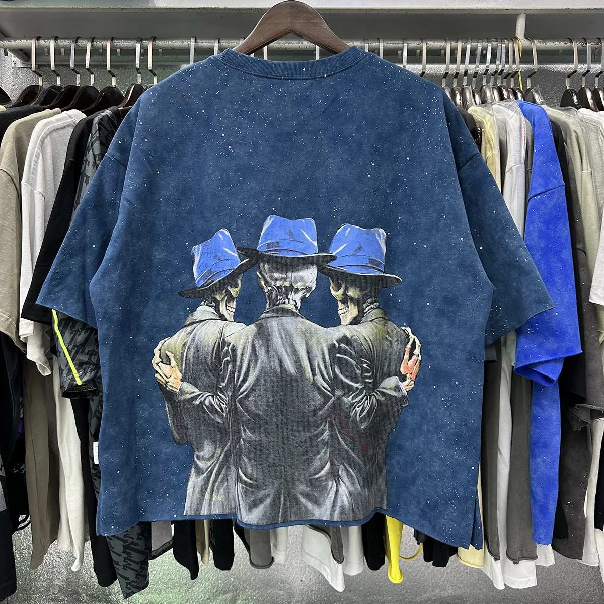 

Модная футболка с круглым вырезом и принтом черепа BKYS