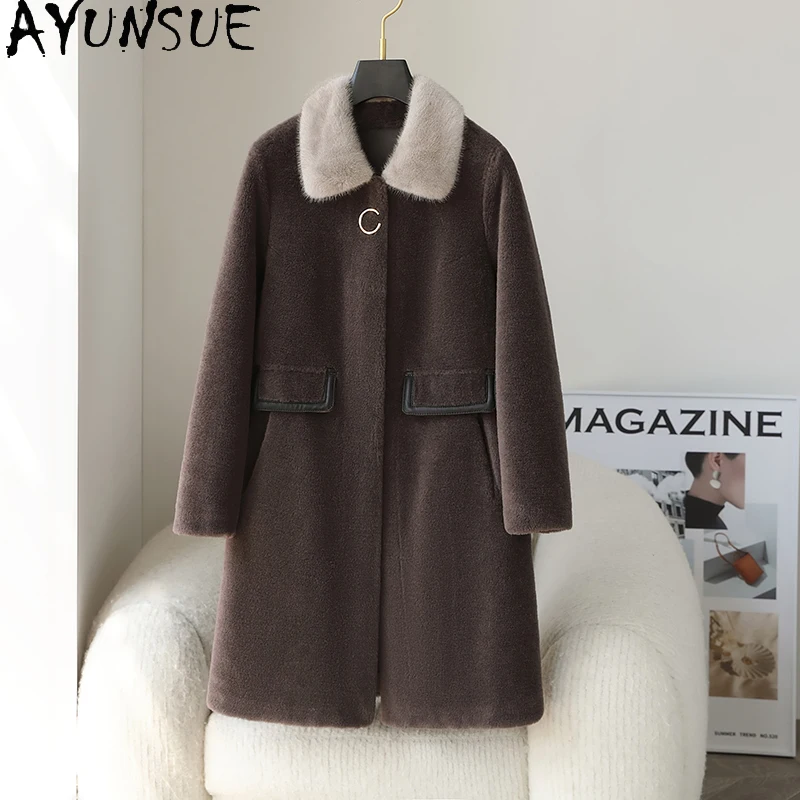 سترة قص الأغنام الحقيقية من AYUNSUE معطف صوف 100% للنساء 2025 ملابس شتوية للسيدات بياقة من فرو المنك مركب من الفرو
