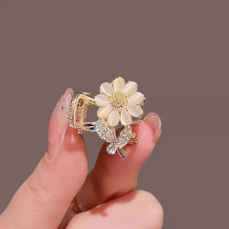 New Fashionable Aesthetic Small Hair Claw Flower Clips Female Trendy Summer Accessories Alloy Rhinestone Headdress