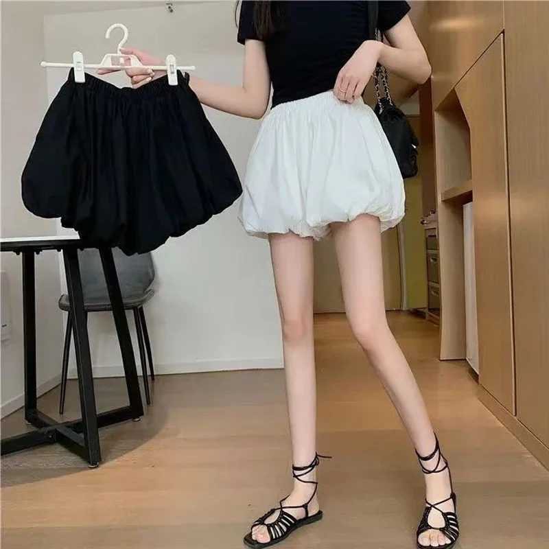 شورت نسائي صيفي 2025 موضة كورية بيضاء جديدة تنورة بالون هاراجوكو ملابس نسائية قصيرة Y2k شورت نسائي أسود