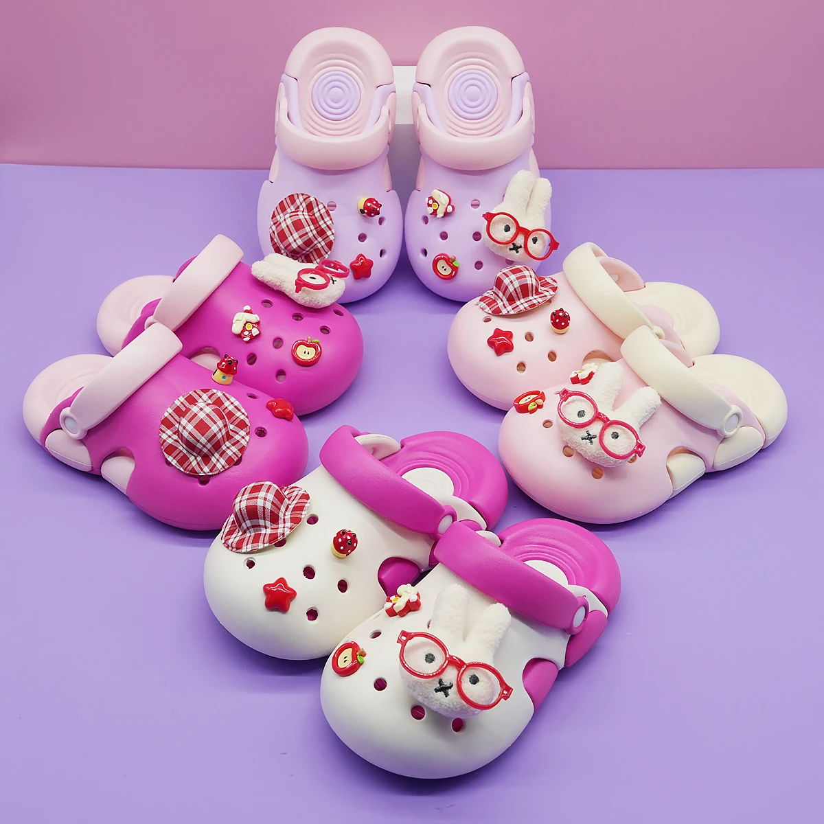 

New Cartoon Red Hat Glasses Rabbit Clogs for Boys and Girls, Fashionable Outdoor Wear, Non-Slip Height-Increasing Closed-Toe Slippers 708