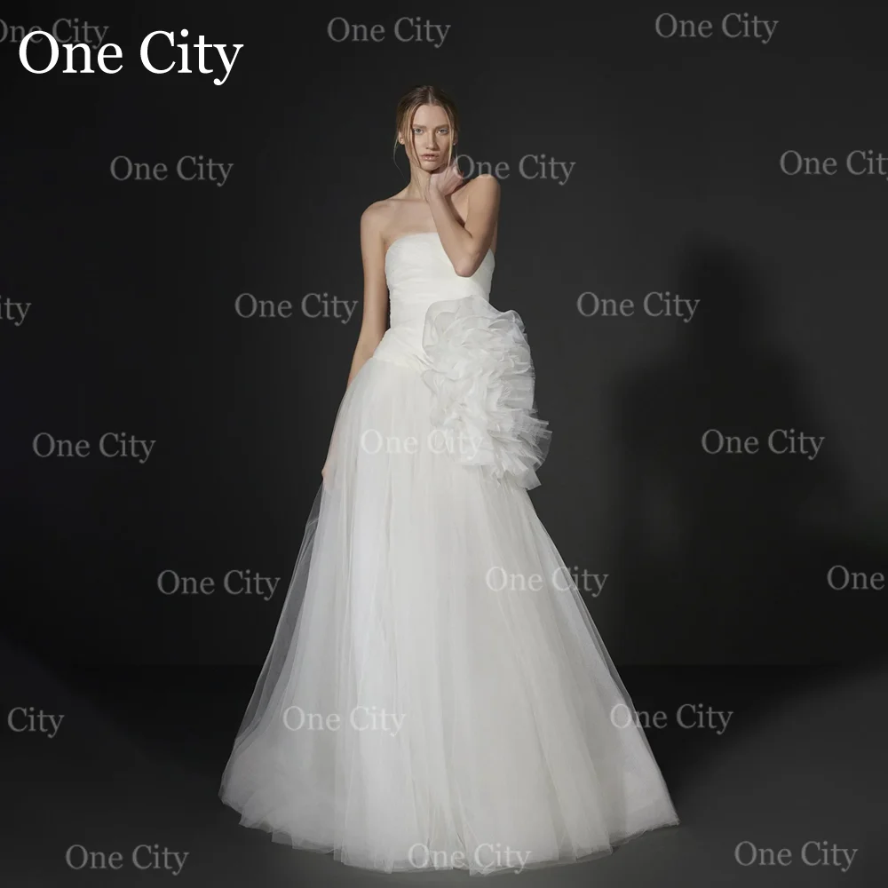 One City – robe de mariée blanche sans bretelles, avec fleurs 3D, en Tulle, robe de bal, ligne a, dos nu, personnalisée, nouvelle collection 2026Une robe de mariée sans bretelles blanche de la ville avec robe de boule