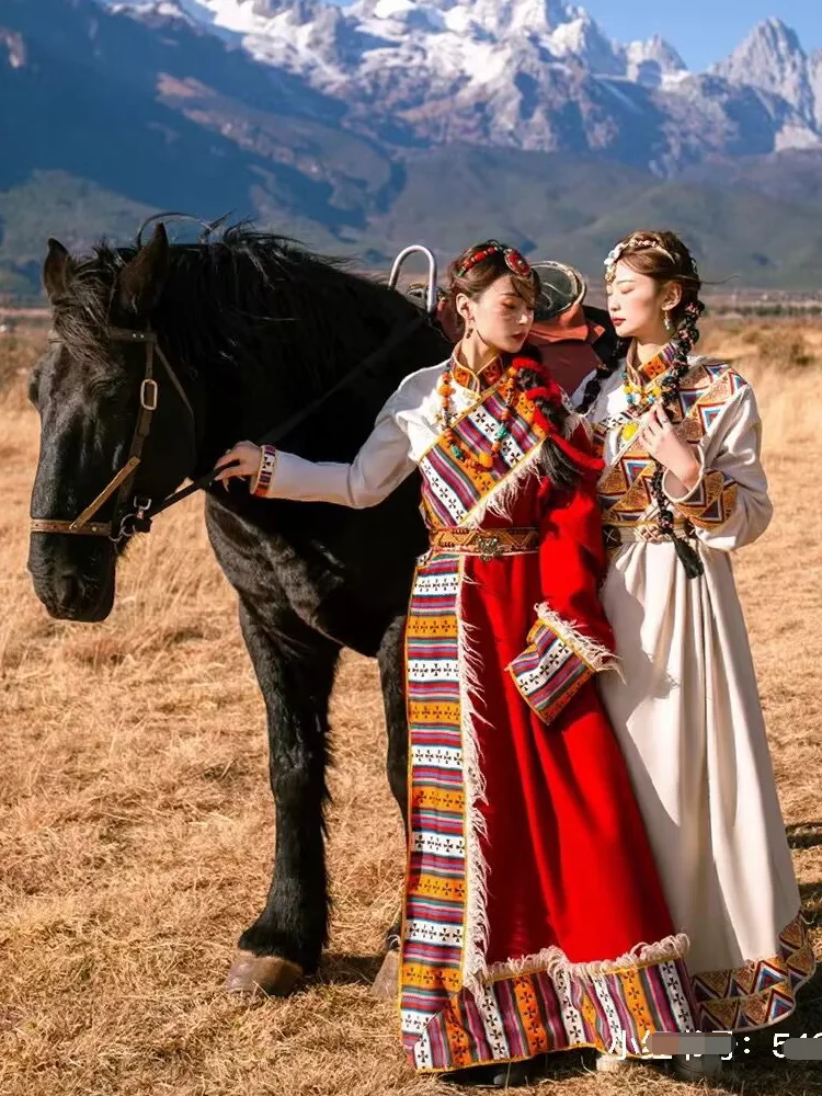 Abbigliamento tibetano uomini e donne nobile abito tibetano foto Tibet turismo minoranza stile etnico danza tibetana costumi da spettacolo