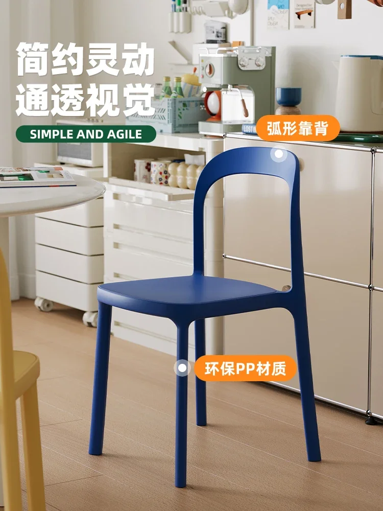 Sedia da pranzo nordica, plastica addensata impilabile per uso domestico, sedia per il tempo libero con schienale per piccoli appartamenti, negozio di dolci e caffetteria