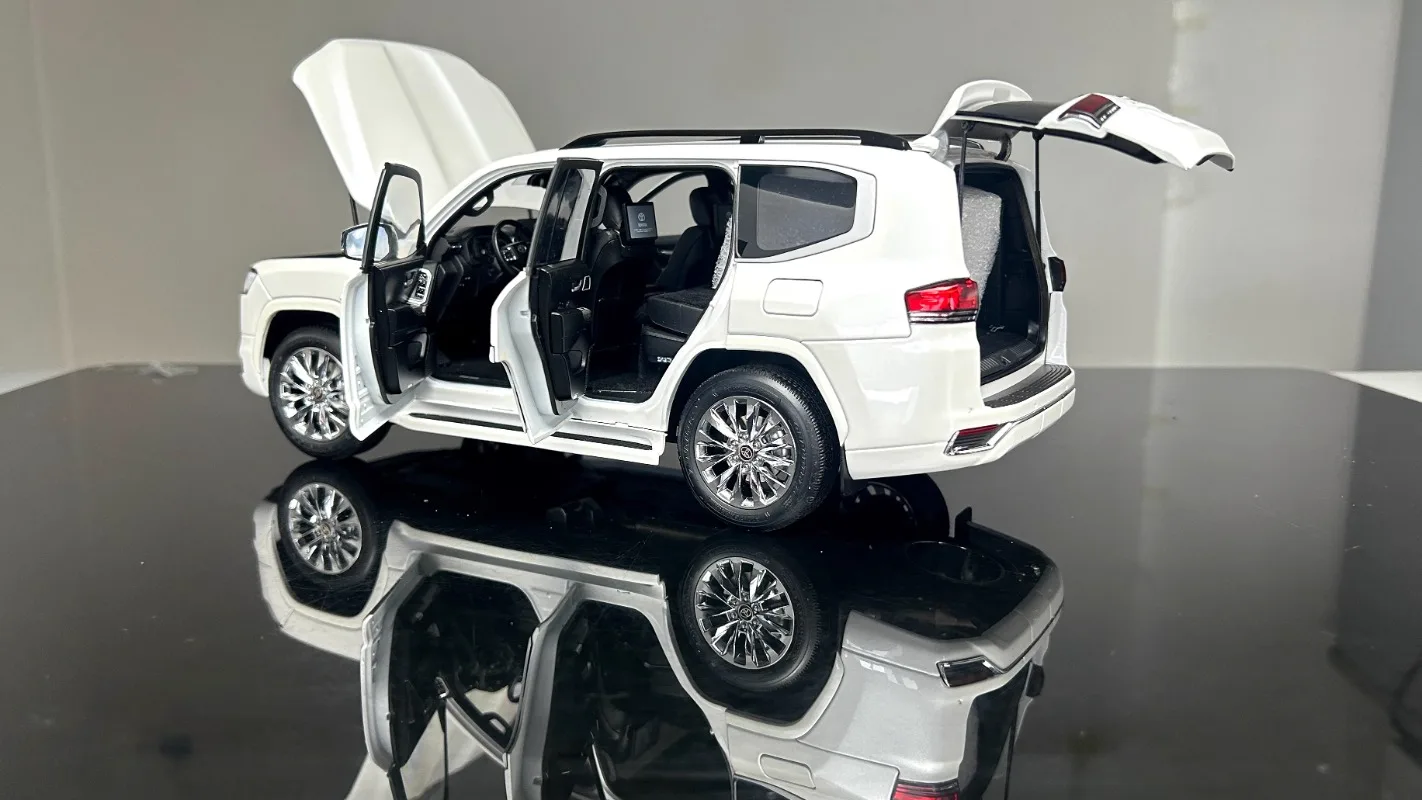 LCD-Druckguss-Modellautos aus Toyota-Legierung im Maßstab 1:18, Toyota Land Cruiser LC300-ZX, weißes Spiel mit dem Geschenk, Originalverpackung mit Spielzeugautos