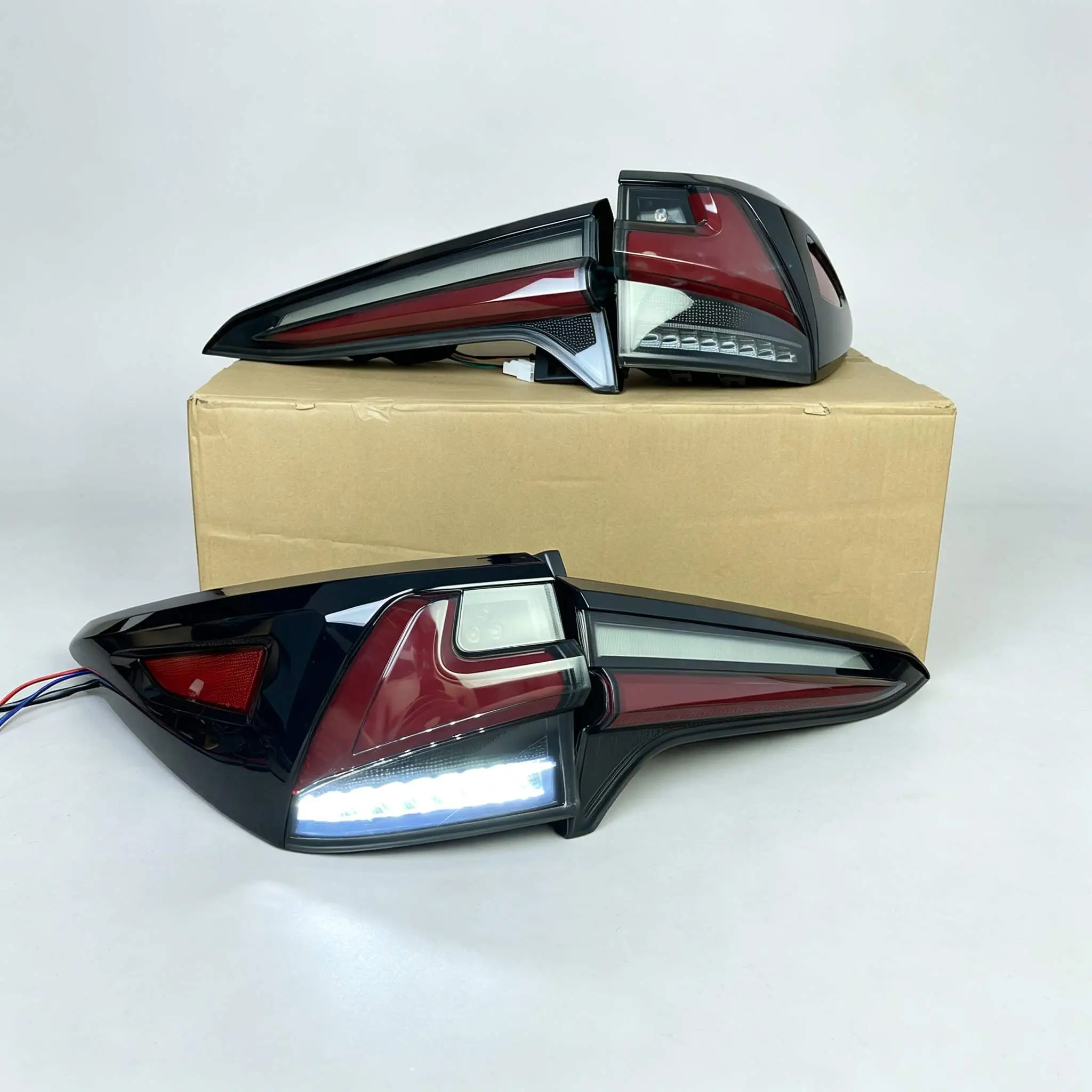 For Toyota Pathfinder 2016-2021 Fortuner taillight assembly with LED running lights, steering brake lights, and taillights