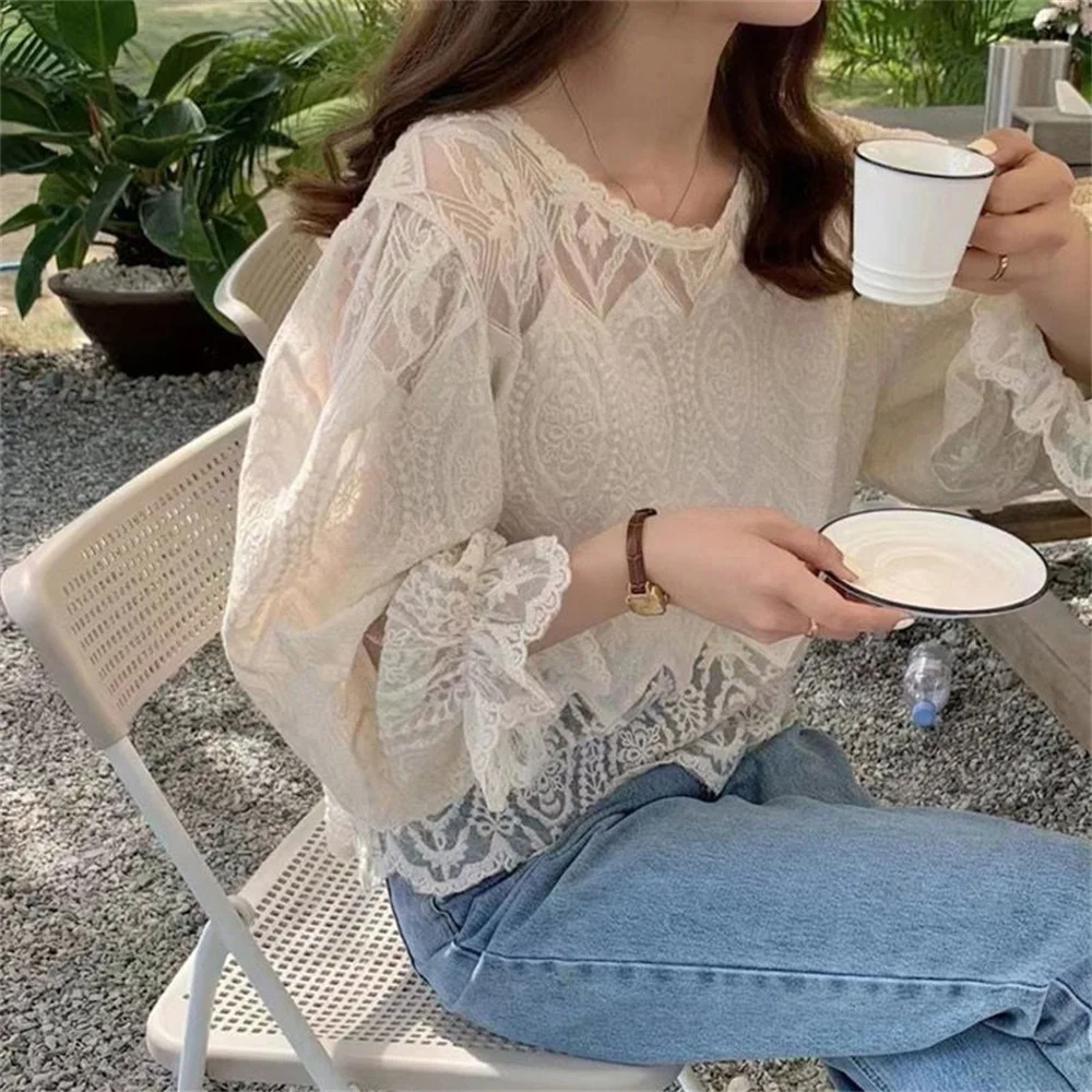 Camicetta estiva stile francese Top da donna all'uncinetto 2025 Nuovo scava fuori manica lunga O-Collo Casual Beach coreano Top Camicie femminili