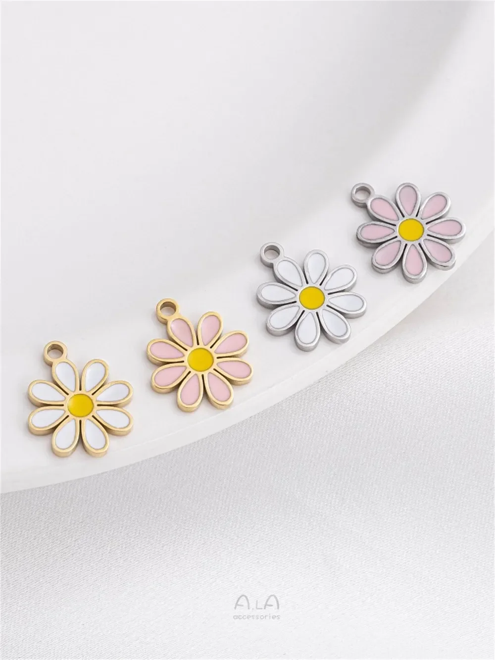 

Titanium Steel Vacuum Plated 14K Real Gold Droplet Oil Small Daisy Pendant Pink Flower Separated Bead DIY Jewelry Accessories