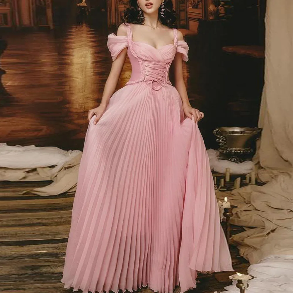 カスタマイズされた素朴なピンクのウエディングドレスプリーツコールドショルダースリーブフォーマルイブニングドレスコルセットフロアレングス特別なオケージョンの衣装