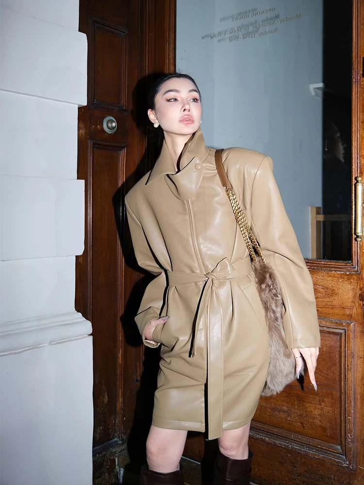 เสื้อโค้ทหนัง PU คอตั้งสไตล์เรโทรสำหรับผู้หญิง ฤดูใบไม้ร่วง ฤดูหนาว รุ่นใหม่ ดีไซน์หรูหรา สไตล์ผู้หญิง พร้อมเข็มขัด ความยาวปานกลาง ปิดด้วยซิป