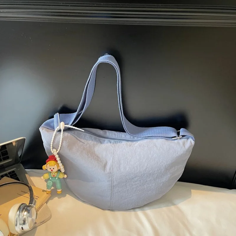 

Женская элегантная сумка в рамке из структурированной кожи с золотой фурнитурой, классический вневременной вид