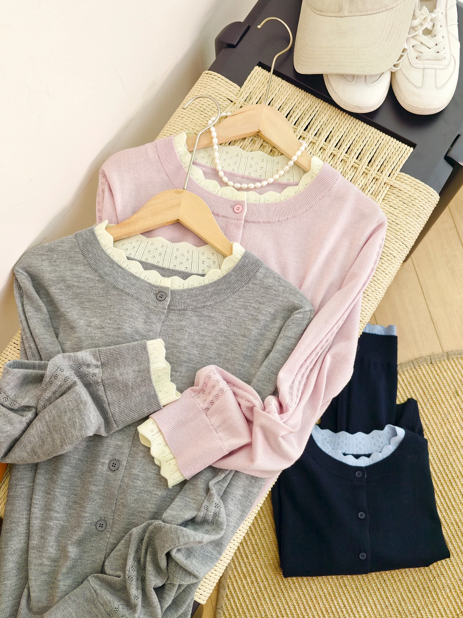 

Элегантный светлый ажурный шерстяной кардиган с кружевной отделкой из эластичного полиэстера, акрила, нейлона, шерсти, шелка и смесовых тканей.