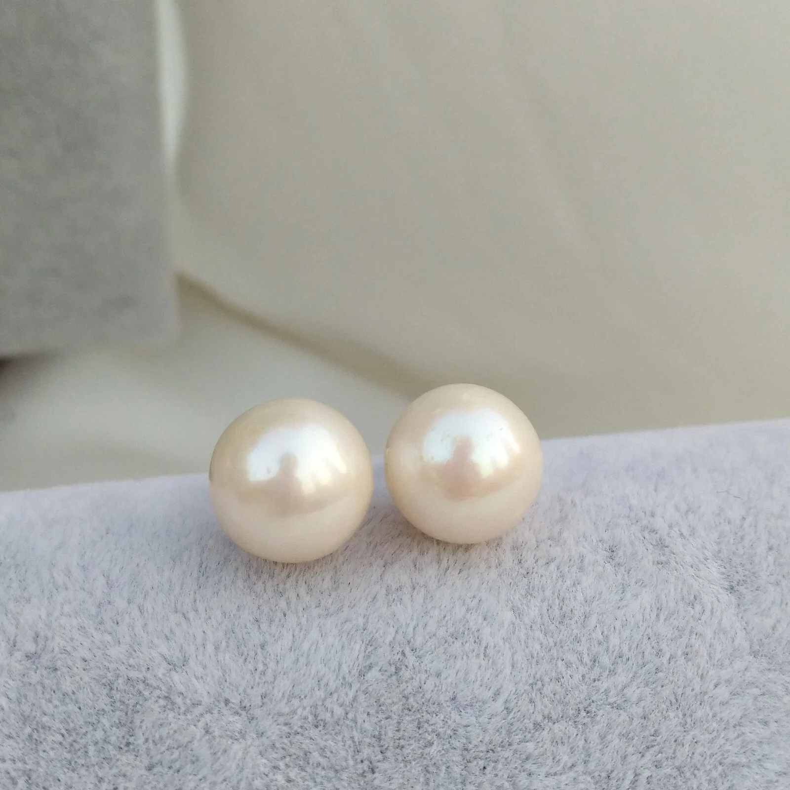

Elegant 10-11mm AAAA natural South Sea round white pearl earrings in 14k white gold