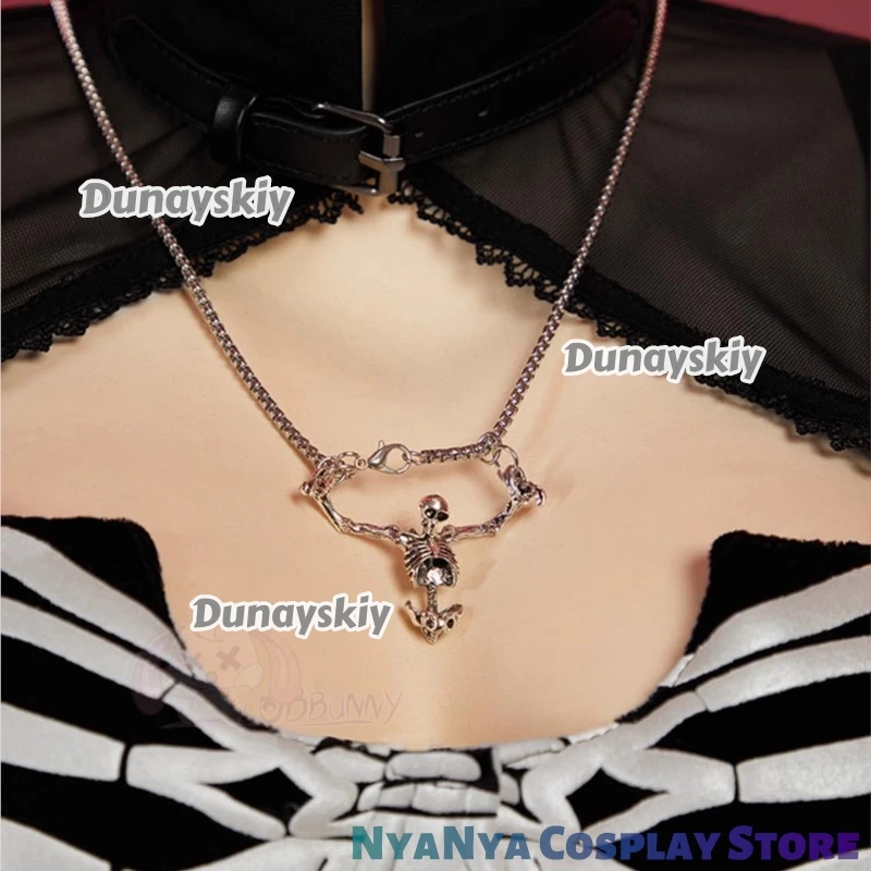 فستان هيكل عظمي فارس قوطي داكن فستان الهالوين التأثيري هالروويين كوسثماني فستان أسود بفتحة جمجمة وأكمام مضيئة وقلادة عباءة ‌