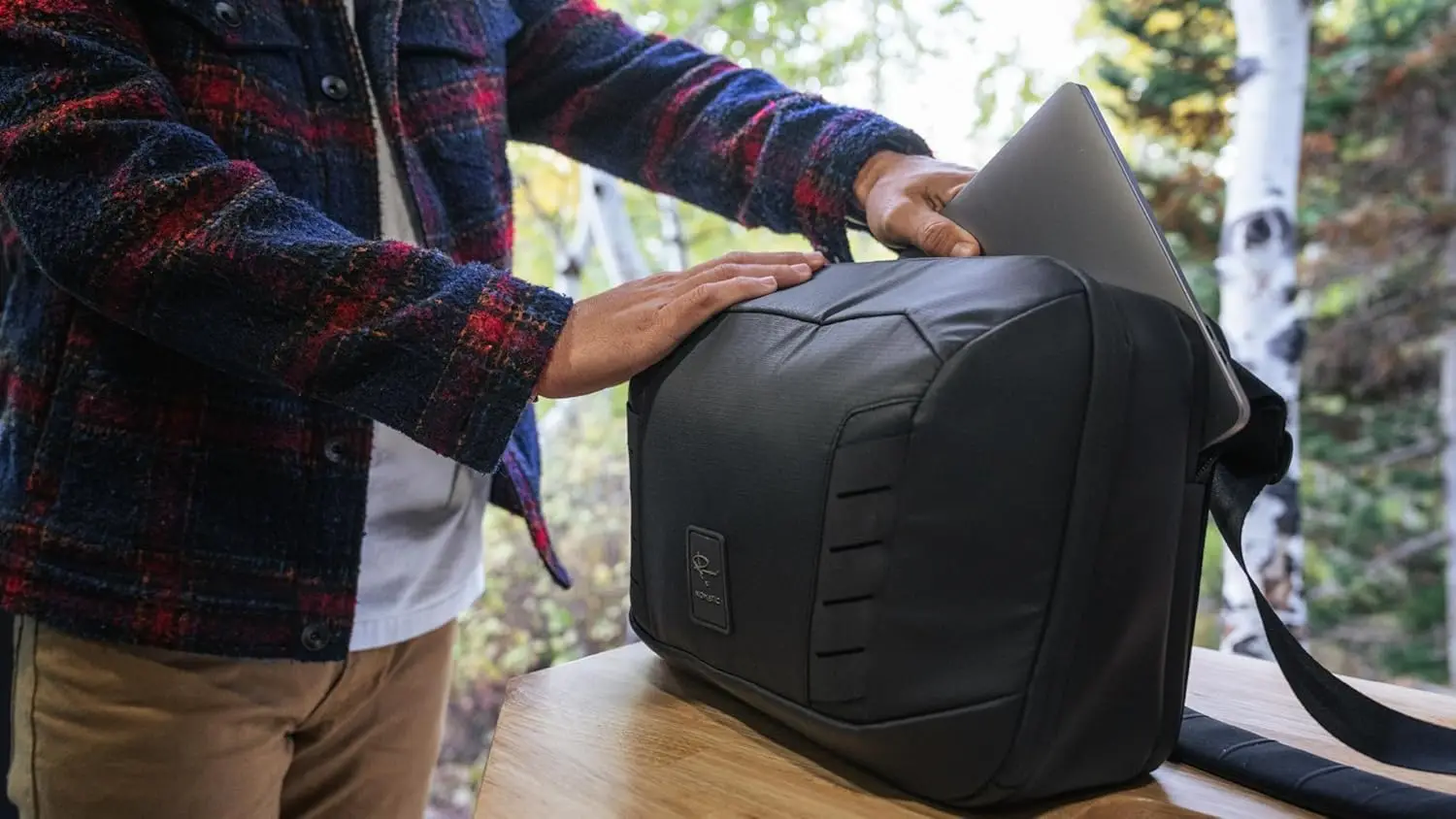 McKinnon Camera Messenger 13L: Bolsa de cámara versátil para fotógrafos, acceso rápido, almacenamiento seguro para portátiles, compatible con MacBook de 14"