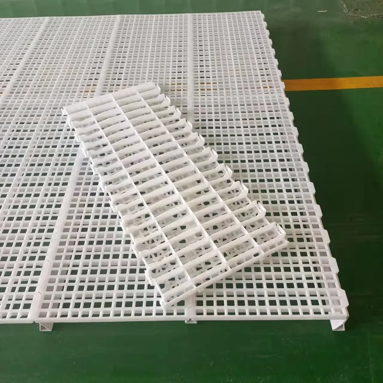 

Poultry farm plastic slat floor matting with 26 x 20mm leaking holes the low cost and long term solution for your poultry