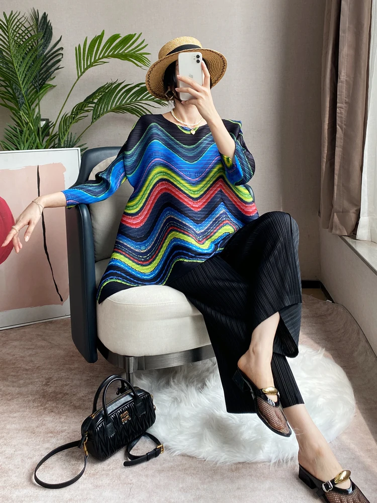 Miyake Pleated Women\'s Autumn New Seven Quarter Sleeve Top with Colorful Wavy Design Casual T-shirt