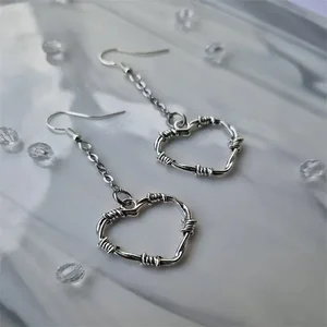 Efeito De Arame Farpado Brincos Em Forma De Coração, Gancho De Metal Banhado A Prata, Oscila, Gótica, Punk, Emo, Retro Alternativo, Jóias Únicas 8 principais vendas emo peruca - №5