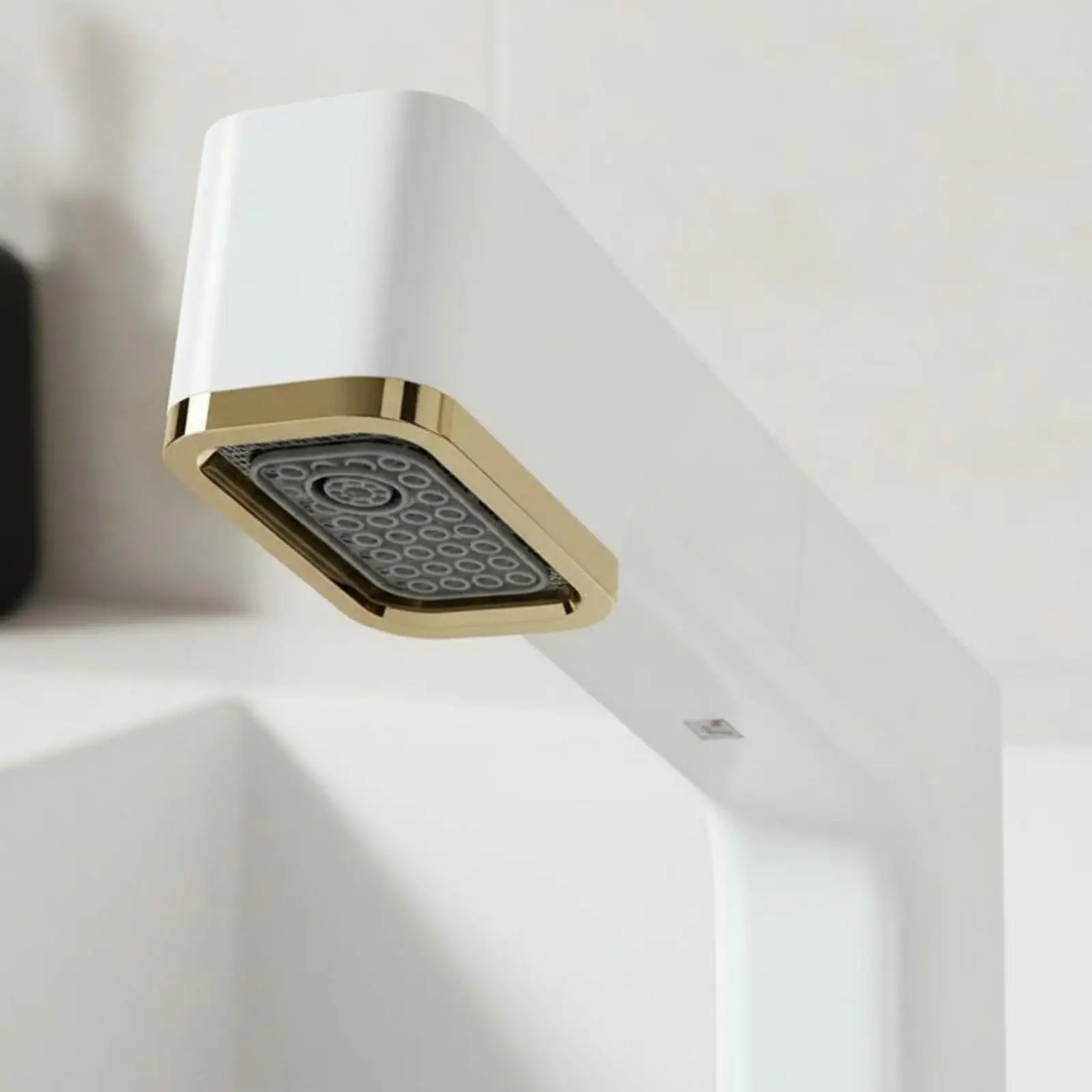 Pull-out Bathroom Faucet Hot and Cold Water Control Pull out Bathroom Faucet