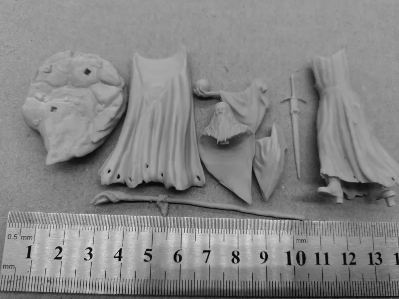 1/24 Scale Die-casting Resin Model Kit Grey Robe Wizard Figure Miniatures Gk Unassembled and Unpainted Diy Toys Free Shipping