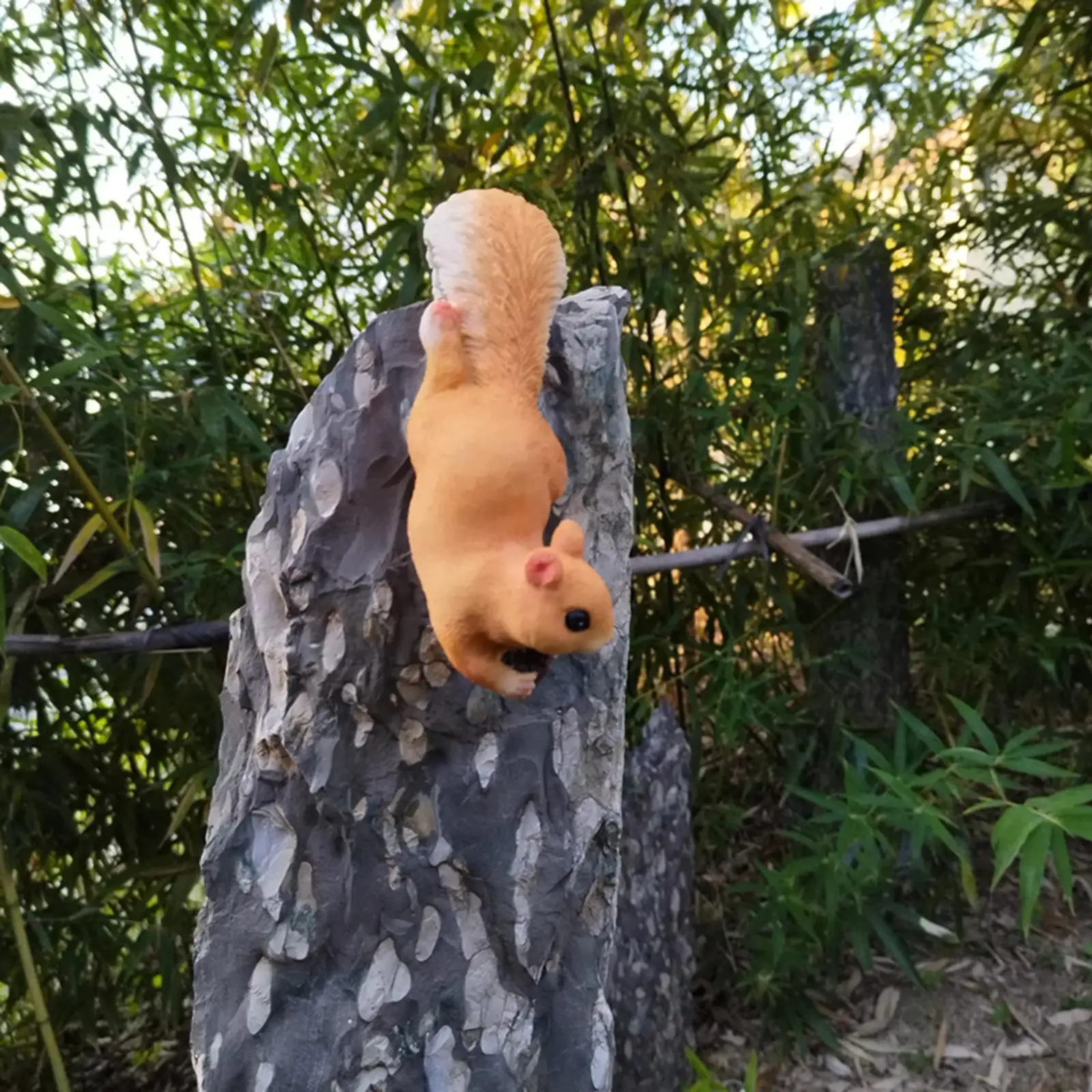 

Garden Squirrel Statue Squirrel Figurine Pendant Decor Hanging Accessories Cute Simulated Gift Sculpture Ornament for Indoor