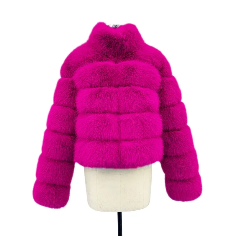 ヨーロッパ系アメリカ人のファッショナブルな無地の爽やかで甘いフェイクファーのシンプルで快適なふわふわした柔らかい女の子向けのデートや通勤用ショートコート
