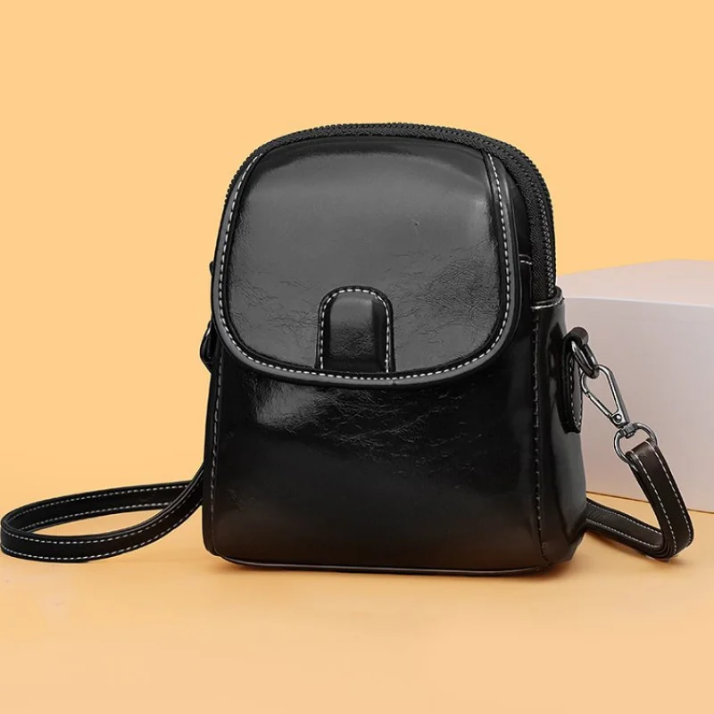 

Elegant Ladies Messenger Bag Made Of Fine Leather Boasting Trendy Commuter Design And High-End Durable Look​