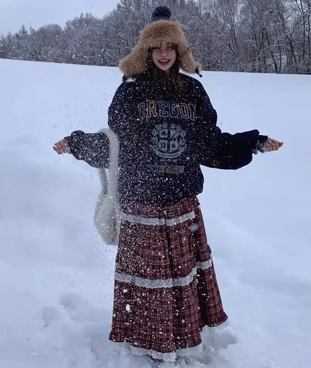un abito a quadri rosso stile Lolita retrò, una nuova gonna dolce in pizzo plissettato a lunghezza media con linea ad A e graziosa gonna a pieghe a torta