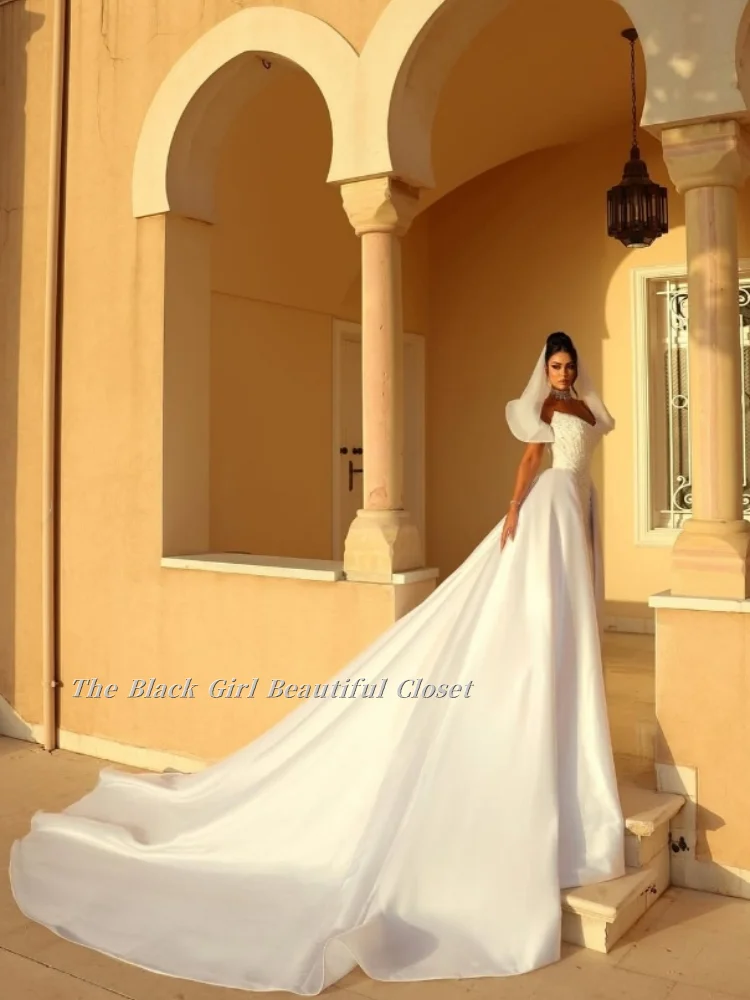 Maßgeschneiderte, funkelnde, elegante Brautkleider aus Satin, Etui-Linie, mit Nieten besetzt, tailliert, A-Linie, großer Saum, nachgestellte, reine Brautkleider