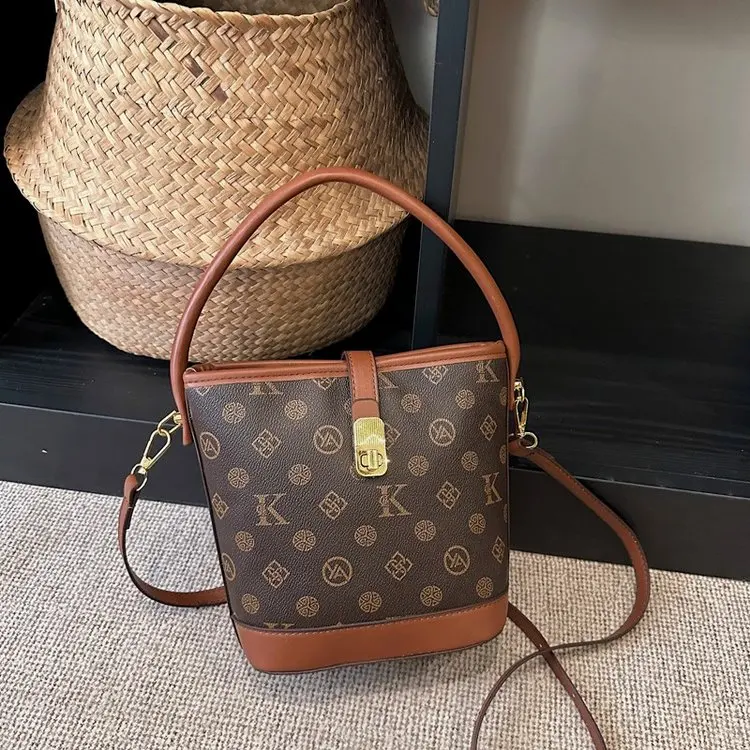 

Женская сумка через плечо для ежедневных поездок, винтажная сумка-тоут с монограммой, декорированная кожаным шарфом, универсальная ручная сумка